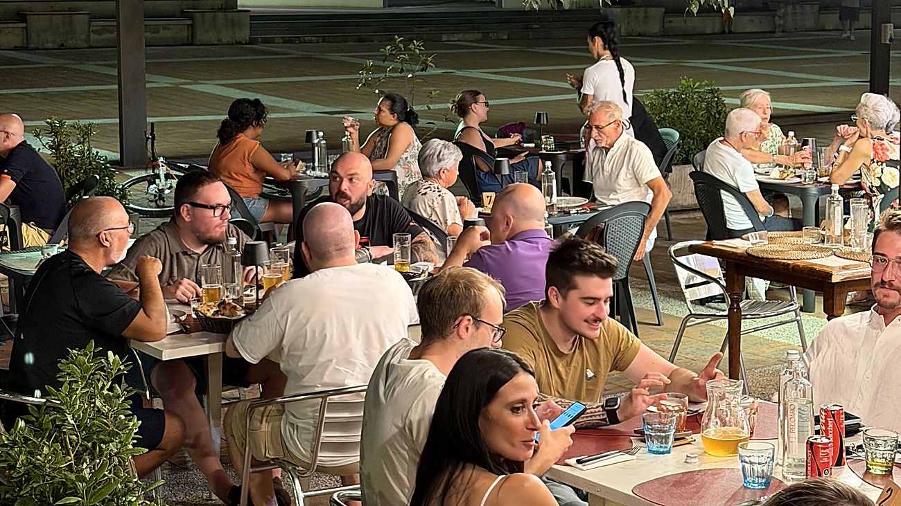 Una serata estiva ai tavoli all’aperto dell’Angolo Rosso