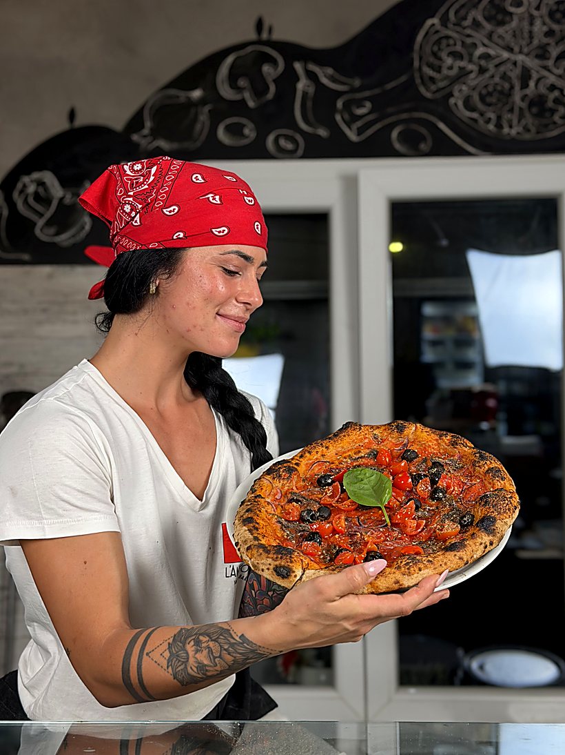 Alessandra con una pizza appena sfornata all’Angolo Rosso