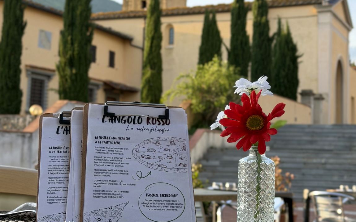 Un tavolo all’aperto a Carraia
